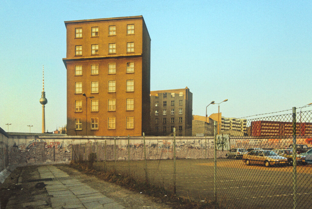 Wall cutting across Lindenstraße