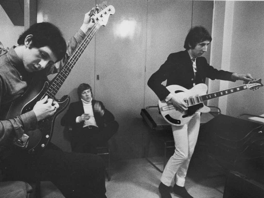 Pete Townshend and John Entwistle tuning their guitars