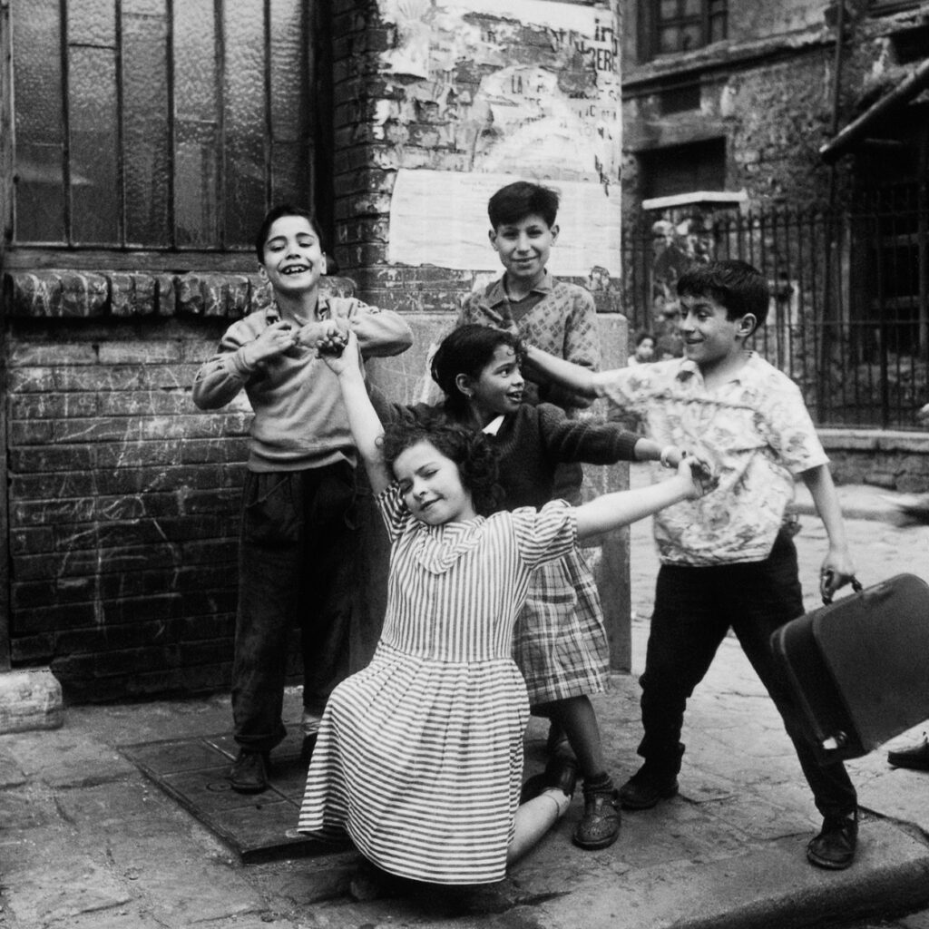 Children strike a pose, Cité Lesage-Bullourde, Paris